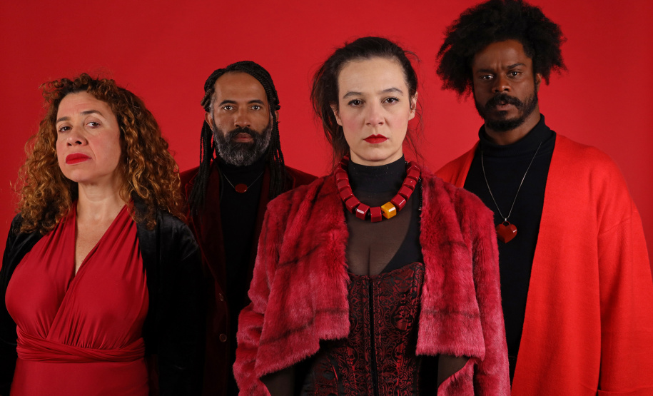 Em Libras e Português, companhia curitibana usa o teatro para pensar as línguas