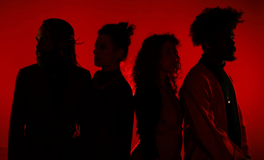 Em Libras e Português, companhia curitibana usa o teatro para pensar as línguas