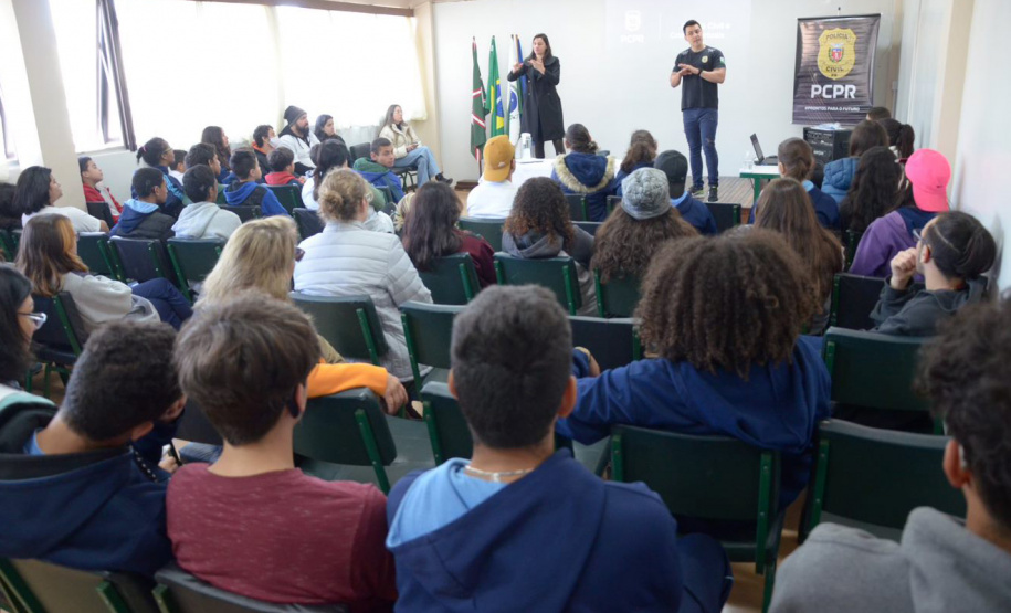 PCPR ministra palestra para 58 alunos surdos em escola na Capital