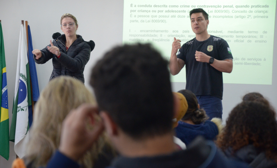 PCPR ministra palestra para 58 alunos surdos em escola na Capital