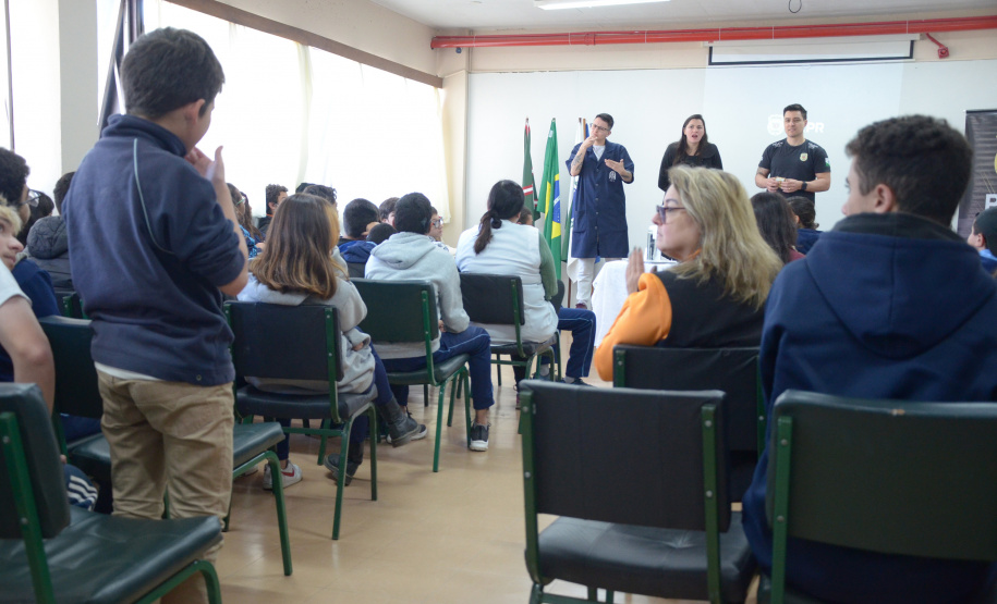 PCPR ministra palestra para 58 alunos surdos em escola na Capital