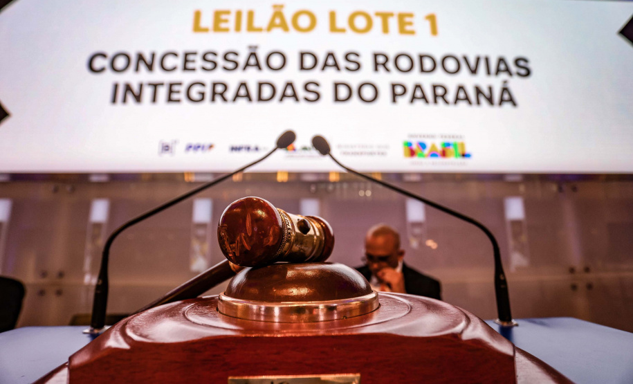 O leilão foi realizado nesta sexta-feira (25) na Bolsa de Valores, em São Paulo, e contou com a participação do governador Carlos Massa Ratinho Junior