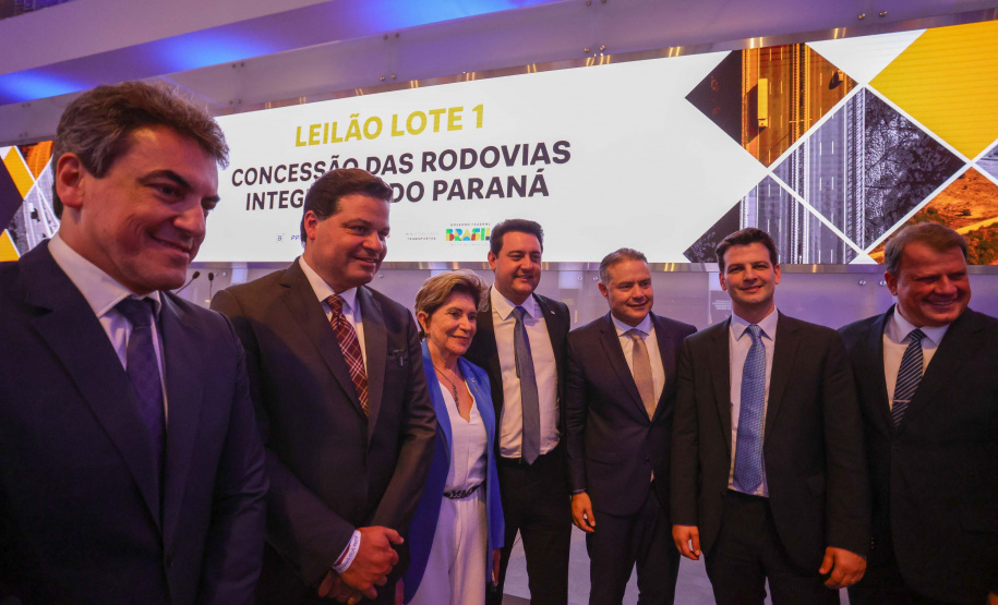 O leilão foi realizado nesta sexta-feira (25) na Bolsa de Valores, em São Paulo, e contou com a participação do governador Carlos Massa Ratinho Junior