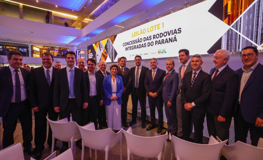 O leilão foi realizado nesta sexta-feira (25) na Bolsa de Valores, em São Paulo, e contou com a participação do governador Carlos Massa Ratinho Junior