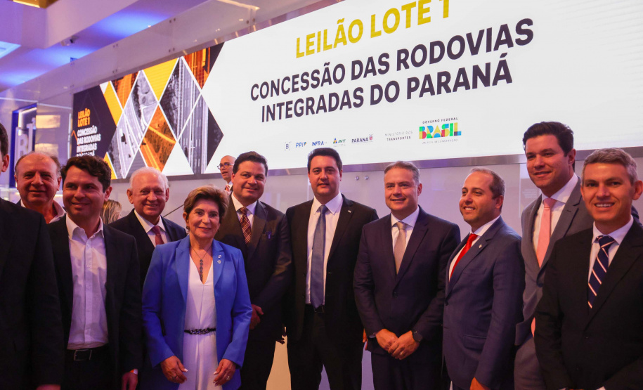 O leilão foi realizado nesta sexta-feira (25) na Bolsa de Valores, em São Paulo, e contou com a participação do governador Carlos Massa Ratinho Junior