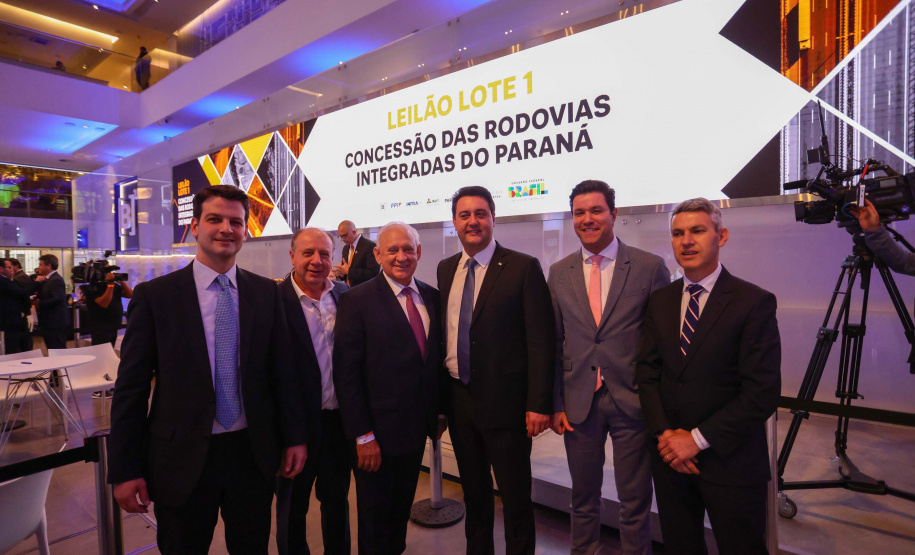 O leilão foi realizado nesta sexta-feira (25) na Bolsa de Valores, em São Paulo, e contou com a participação do governador Carlos Massa Ratinho Junior