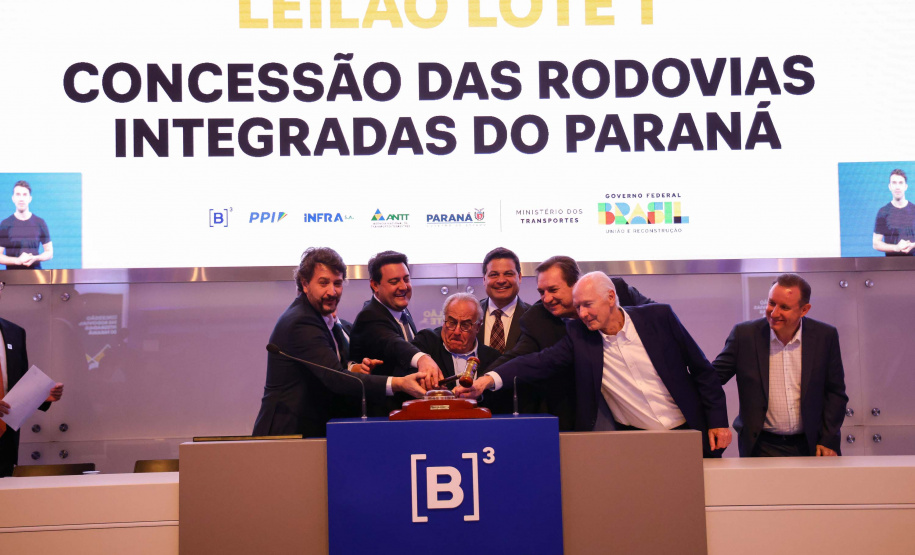 O leilão foi realizado nesta sexta-feira (25) na Bolsa de Valores, em São Paulo, e contou com a participação do governador Carlos Massa Ratinho Junior