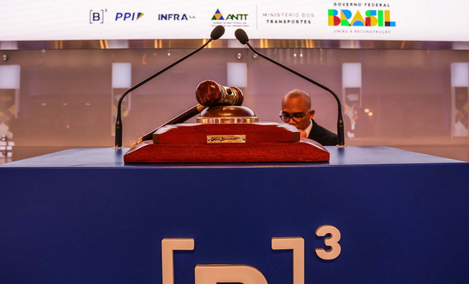 O leilão foi realizado nesta sexta-feira (25) na Bolsa de Valores, em São Paulo, e contou com a participação do governador Carlos Massa Ratinho Junior