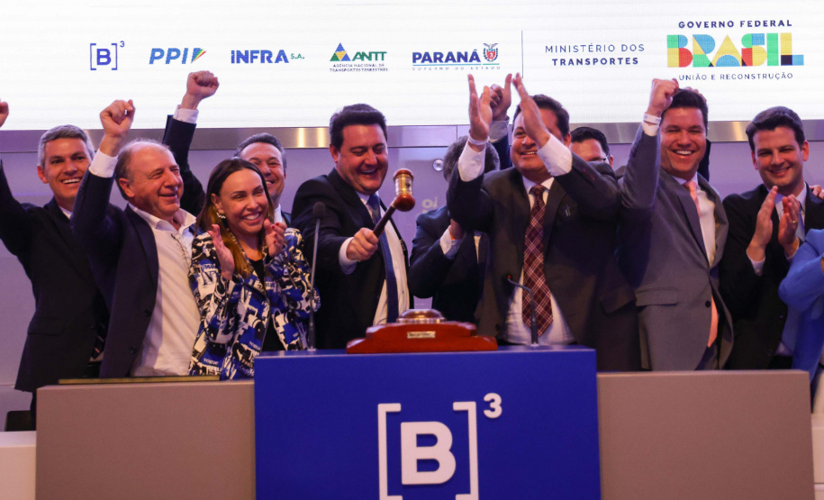 O leilão foi realizado nesta sexta-feira (25) na Bolsa de Valores, em São Paulo, e contou com a participação do governador Carlos Massa Ratinho Junior