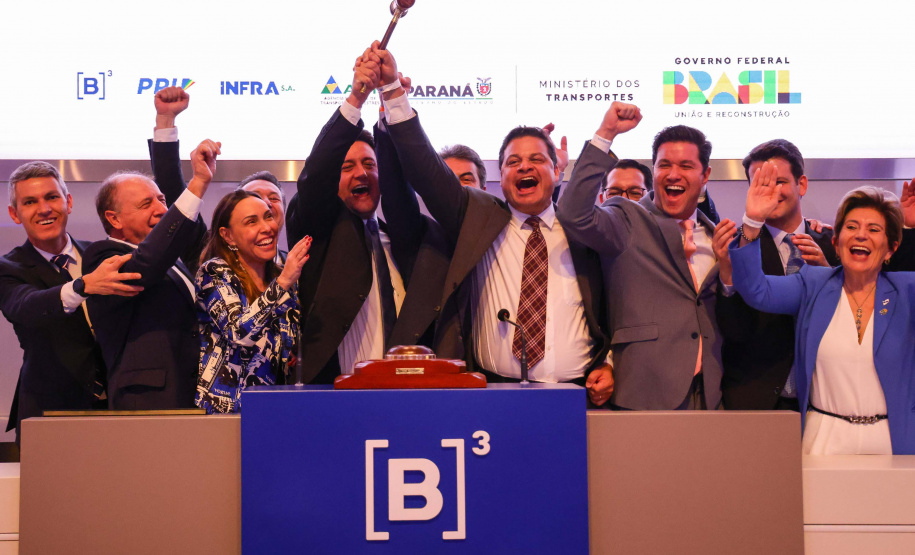 O leilão foi realizado nesta sexta-feira (25) na Bolsa de Valores, em São Paulo, e contou com a participação do governador Carlos Massa Ratinho Junior