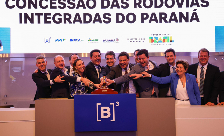 O leilão foi realizado nesta sexta-feira (25) na Bolsa de Valores, em São Paulo, e contou com a participação do governador Carlos Massa Ratinho Junior