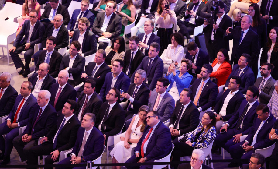 O leilão foi realizado nesta sexta-feira (25) na Bolsa de Valores, em São Paulo, e contou com a participação do governador Carlos Massa Ratinho Junior