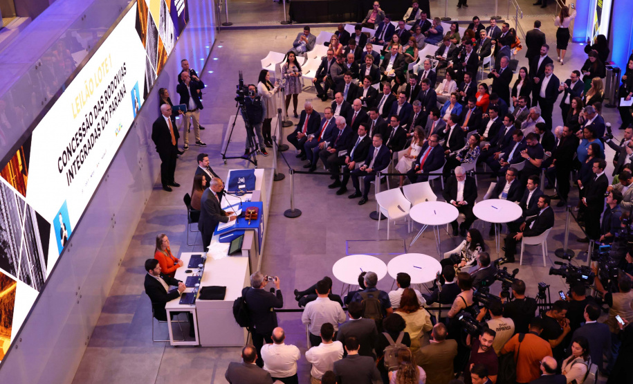 O leilão foi realizado nesta sexta-feira (25) na Bolsa de Valores, em São Paulo, e contou com a participação do governador Carlos Massa Ratinho Junior