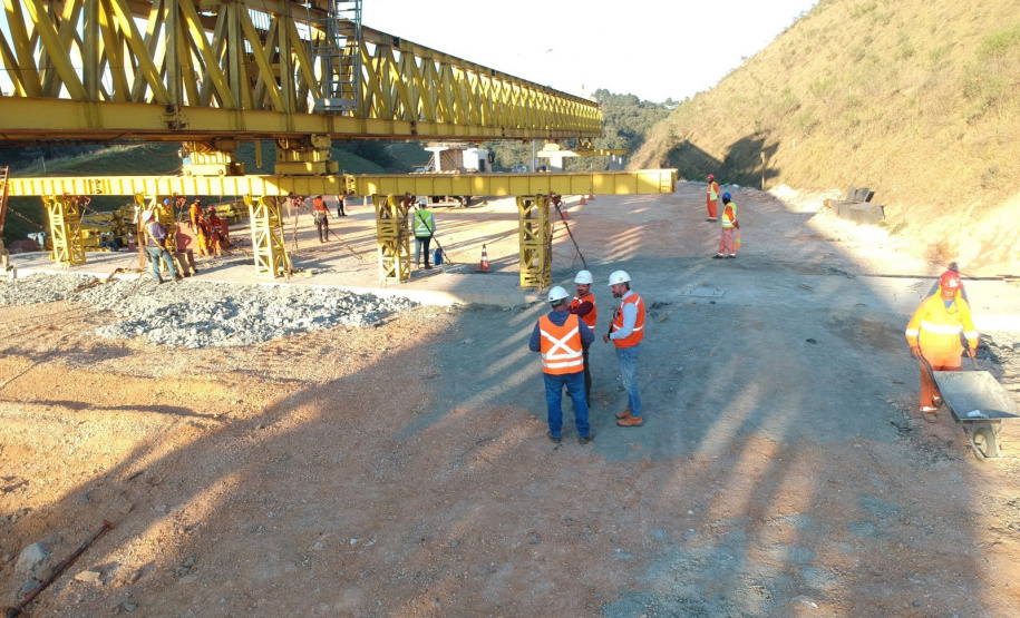 Transporte de vigas para pontes da Rodovia dos Minérios segue até o dia 22