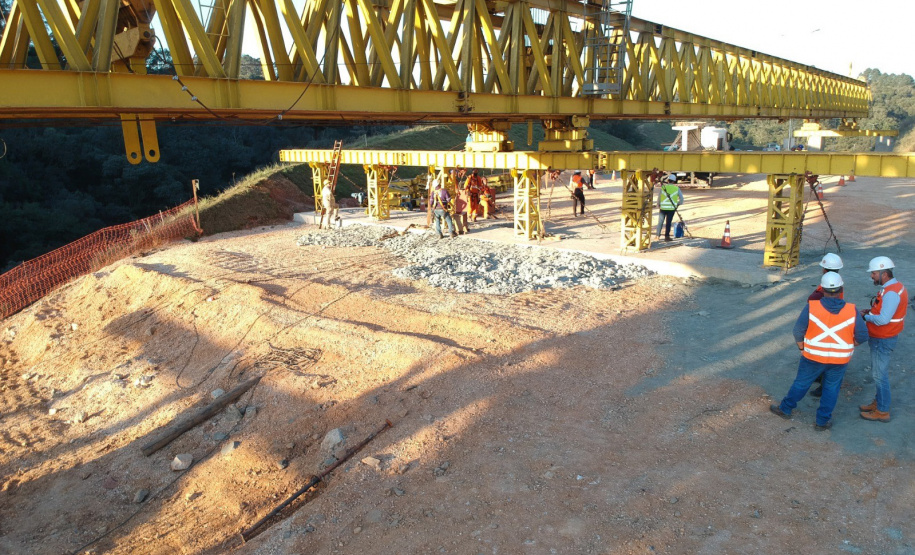 Transporte de vigas para pontes da Rodovia dos Minérios segue até o dia 22