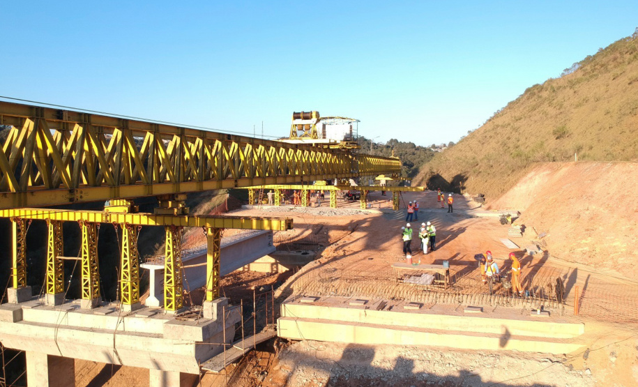 Transporte de vigas para pontes da Rodovia dos Minérios segue até o dia 22
