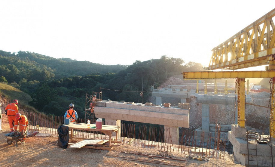Transporte de vigas para pontes da Rodovia dos Minérios segue até o dia 22