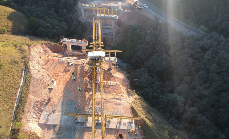 Transporte de vigas para pontes da Rodovia dos Minérios segue até o dia 22