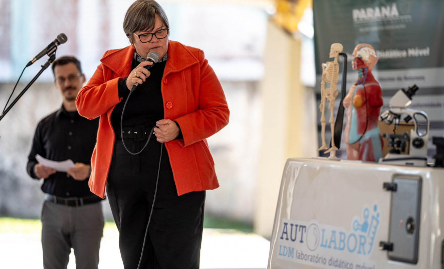 Governo do Paraná entrega primeira unidade dos novos laboratórios didáticos móveis para uso nas aulas da rede estadual
