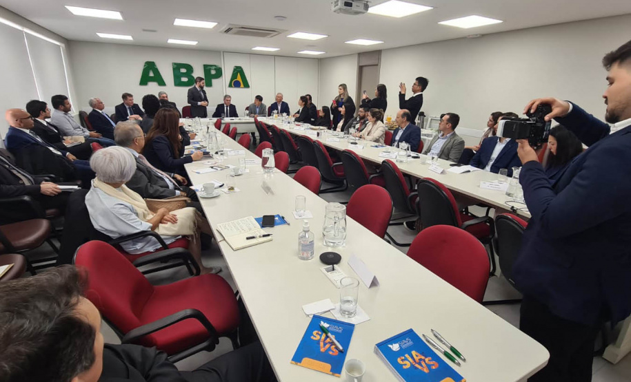 Paraná apresenta potencial produtivo e estrutura de defesa agropecuária e a autoridades chinesas