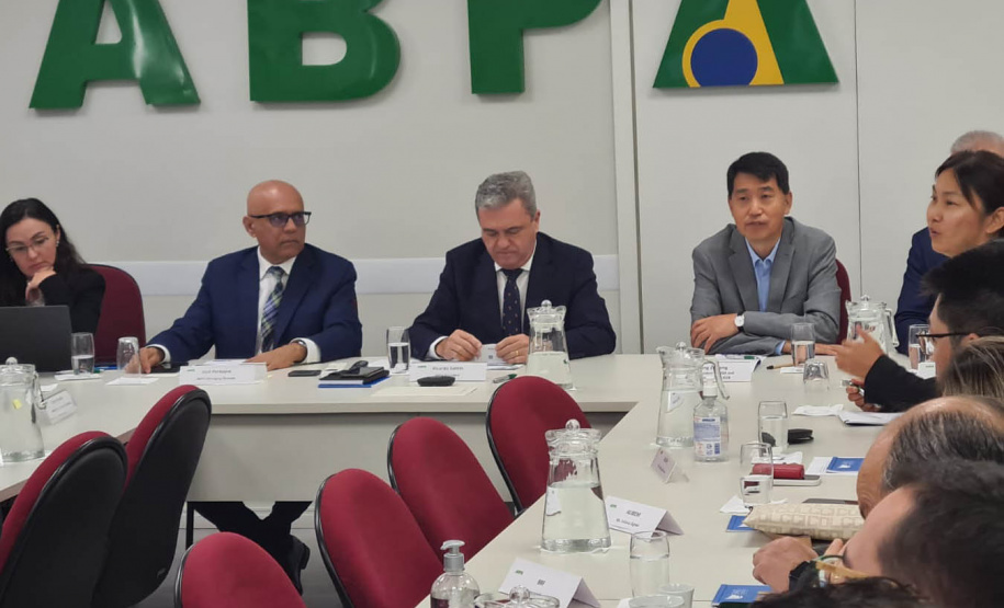 Paraná apresenta potencial produtivo e estrutura de defesa agropecuária e a autoridades chinesas