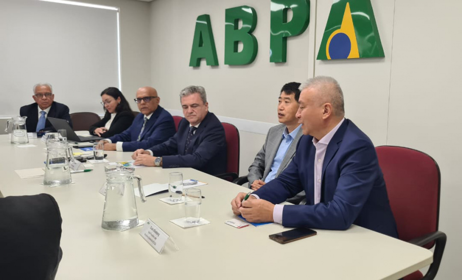 Paraná apresenta potencial produtivo e estrutura de defesa agropecuária e a autoridades chinesas