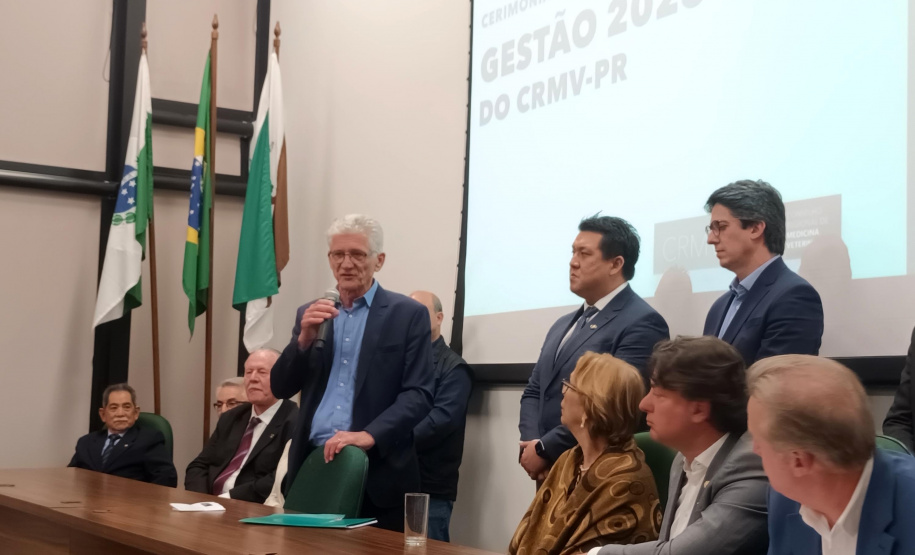 posse do novo presidente do Conselho Regional de Medicina Veterinária, Adolfo Yoshiaki Sasaki, nesta segunda-feira, na Fetaep