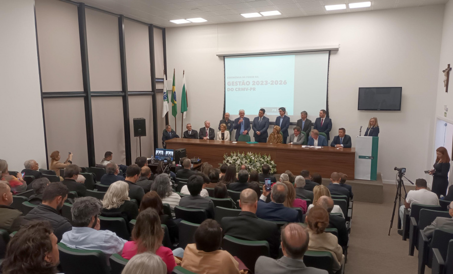 posse do novo presidente do Conselho Regional de Medicina Veterinária, Adolfo Yoshiaki Sasaki, nesta segunda-feira, na Fetaep