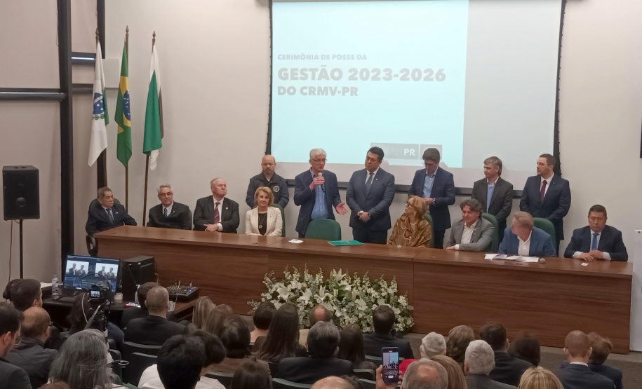 posse do novo presidente do Conselho Regional de Medicina Veterinária, Adolfo Yoshiaki Sasaki, nesta segunda-feira, na Fetaep