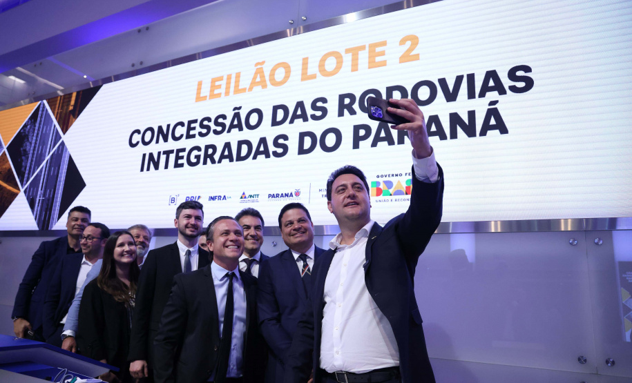 A disputa do Lote 2 do novo pacote de concessões rodoviárias do Paraná aconteceu na sede da B3, a Bolsa de Valores, em São Paulo, com a participação do governador Carlos Massa Ratinho Junior e do ministro dos Transportes, Renan Filho.