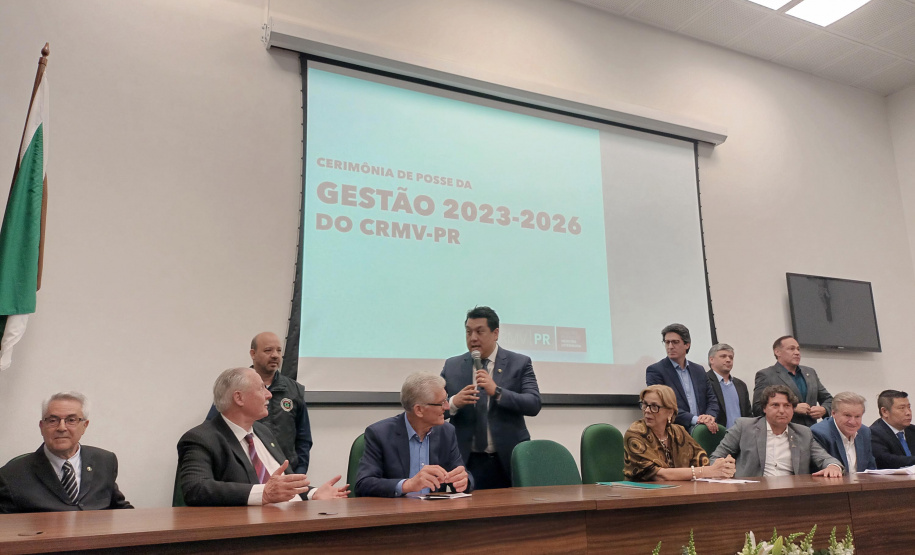 posse do novo presidente do Conselho Regional de Medicina Veterinária, Adolfo Yoshiaki Sasaki, nesta segunda-feira, na Fetaep