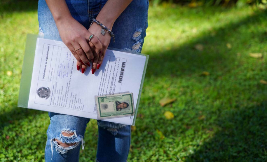 Alunos de Curitiba dão entrada na documentação para retirada do passaporta