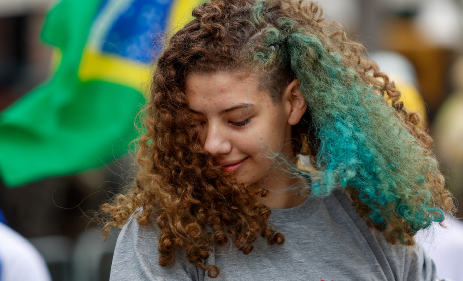 Milhares de pessoas participam do desfile de 7 de setembro em Curitiba