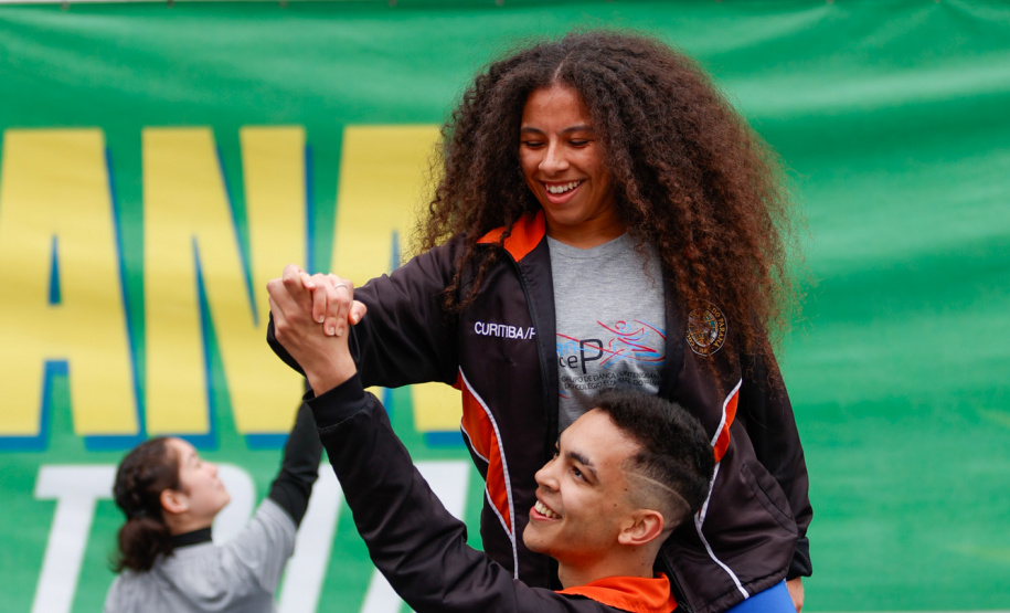 Milhares de pessoas participam do desfile de 7 de setembro em Curitiba