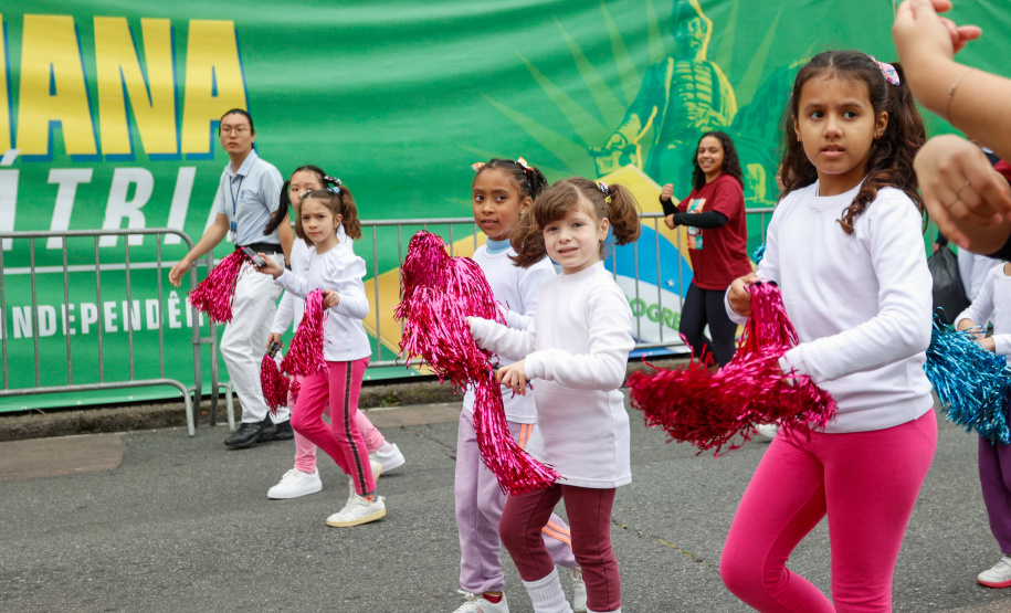 Milhares de pessoas participam do desfile de 7 de setembro em Curitiba