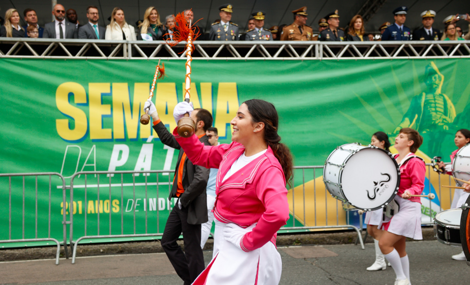 Milhares de pessoas participam do desfile de 7 de setembro em Curitiba