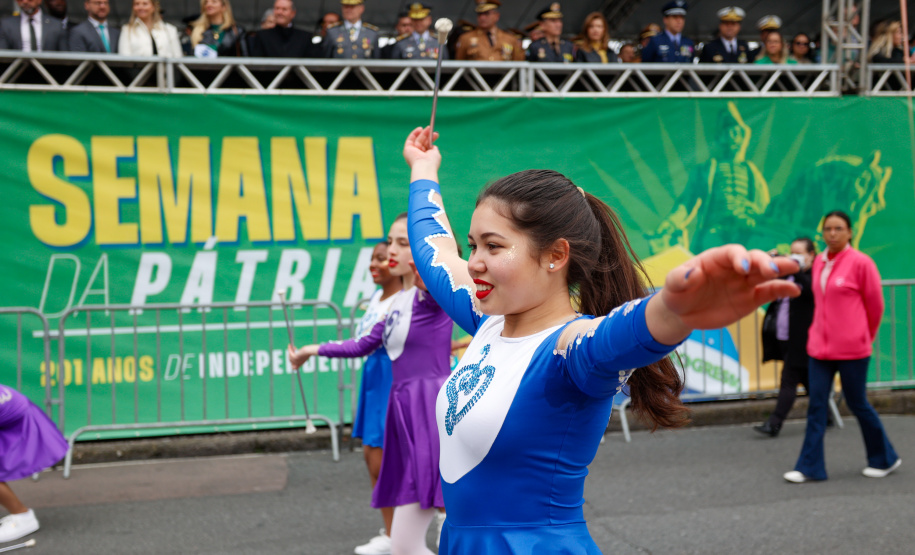Milhares de pessoas participam do desfile de 7 de setembro em Curitiba