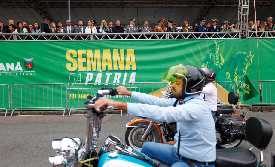 Milhares de pessoas participam do desfile de 7 de setembro em Curitiba