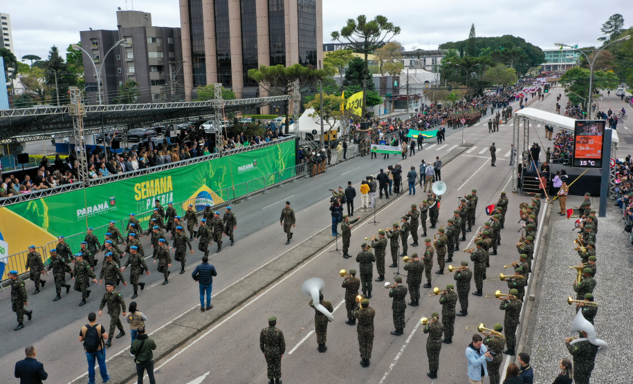 Milhares de pessoas participam do desfile de 7 de setembro em Curitiba