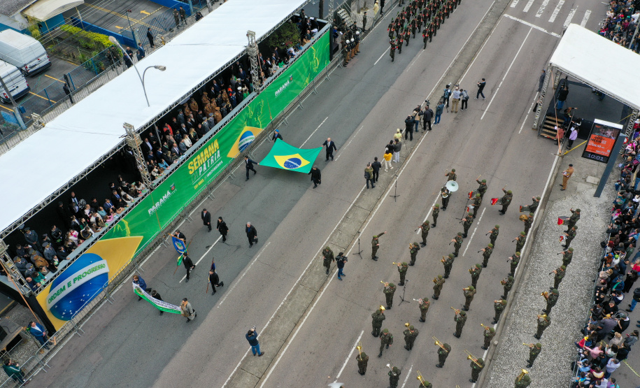 Milhares de pessoas participam do desfile de 7 de setembro em Curitiba