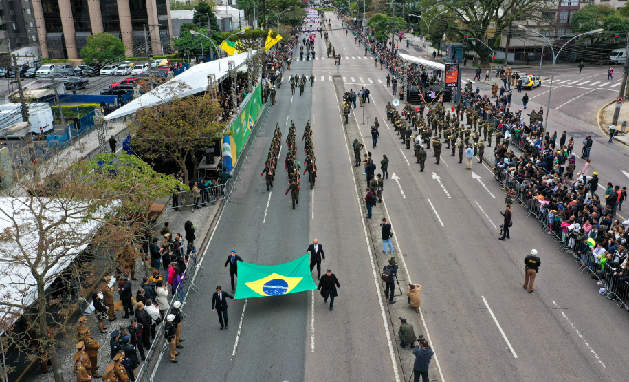 Milhares de pessoas participam do desfile de 7 de setembro em Curitiba