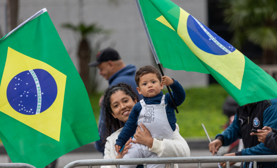 Milhares de pessoas participam do desfile de 7 de setembro em Curitiba