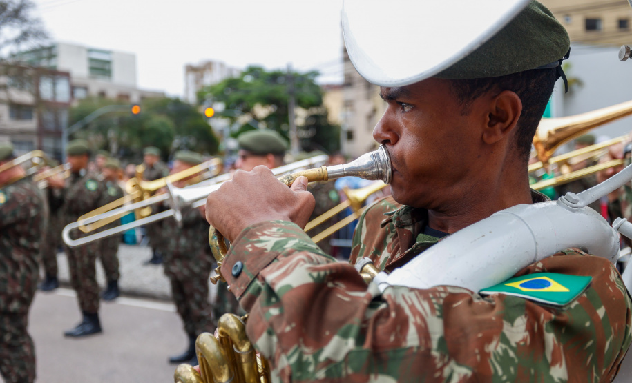 Milhares de pessoas participam do desfile de 7 de setembro em Curitiba