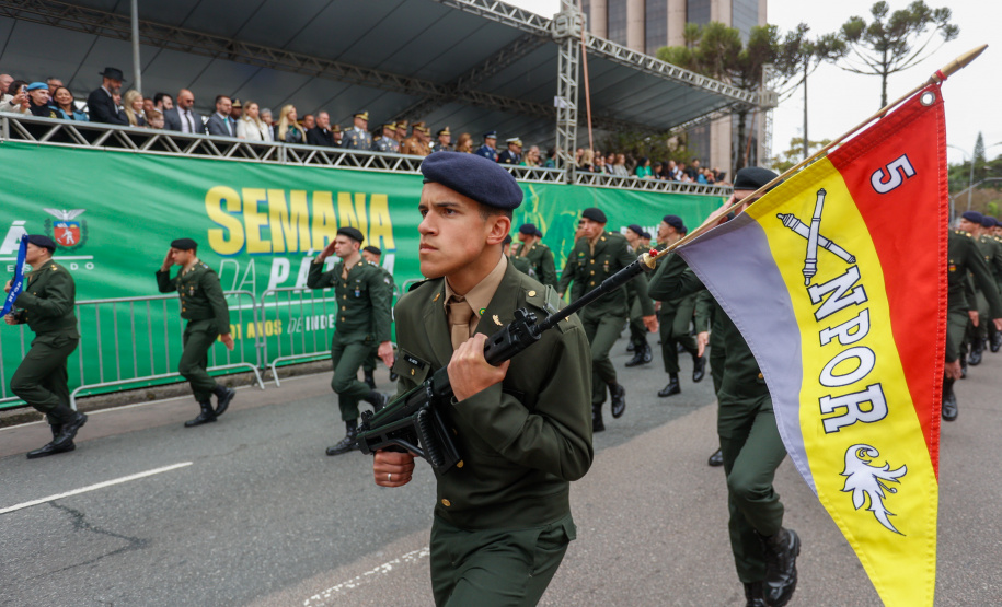 Milhares de pessoas participam do desfile de 7 de setembro em Curitiba