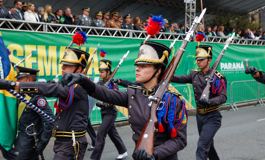 Milhares de pessoas participam do desfile de 7 de setembro em Curitiba