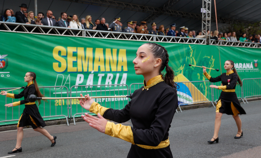 Milhares de pessoas participam do desfile de 7 de setembro em Curitiba