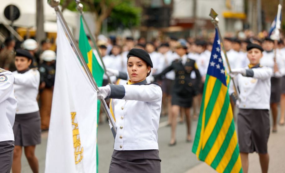 Milhares de pessoas participam do desfile de 7 de setembro em Curitiba