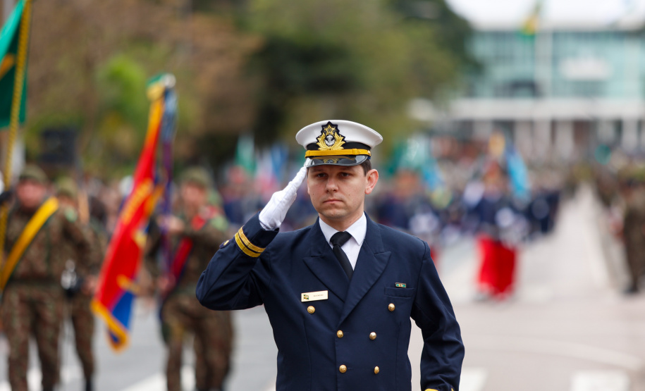 Milhares de pessoas participam do desfile de 7 de setembro em Curitiba