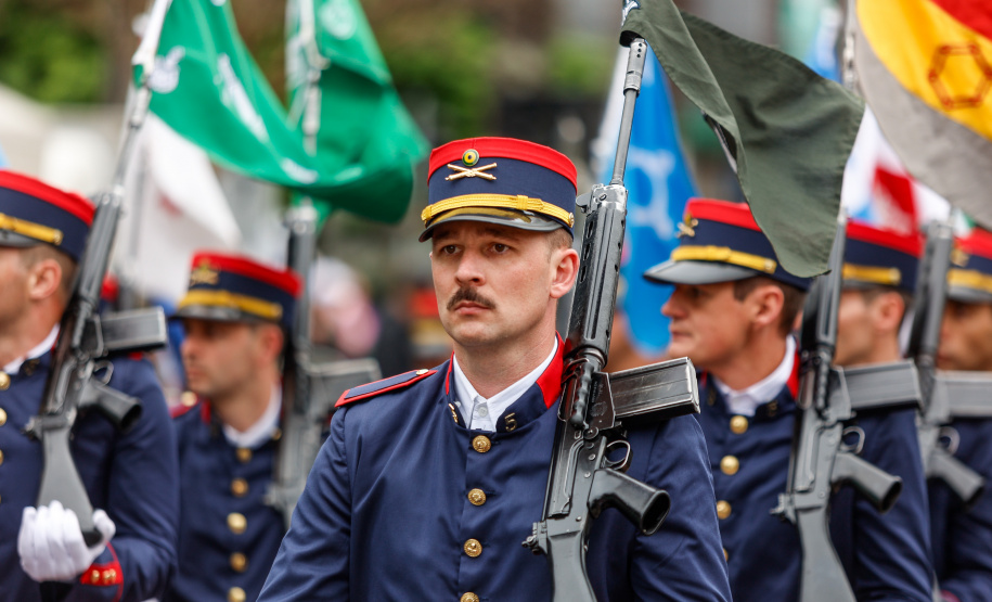Milhares de pessoas participam do desfile de 7 de setembro em Curitiba