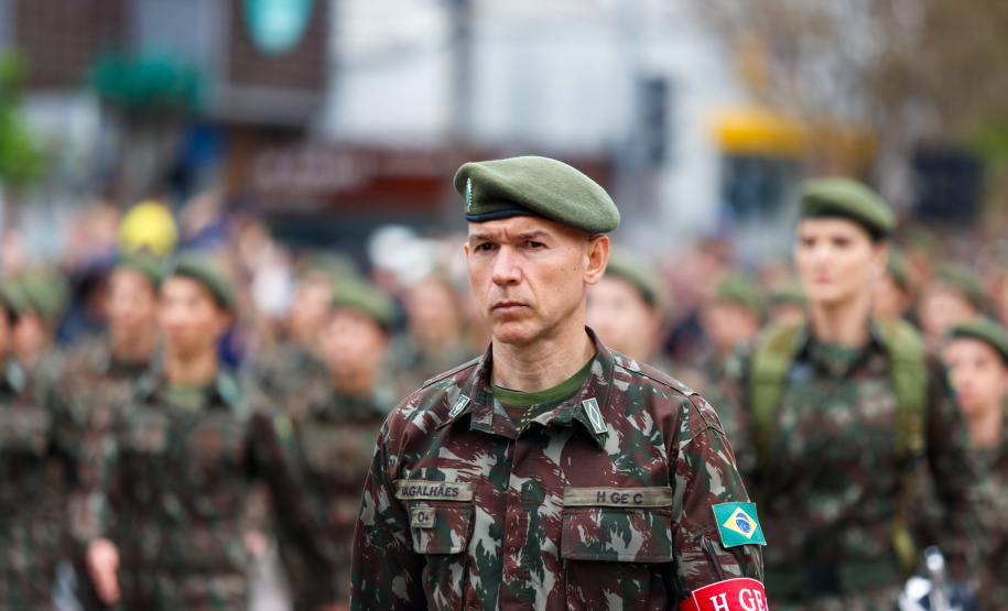Milhares de pessoas participam do desfile de 7 de setembro em Curitiba